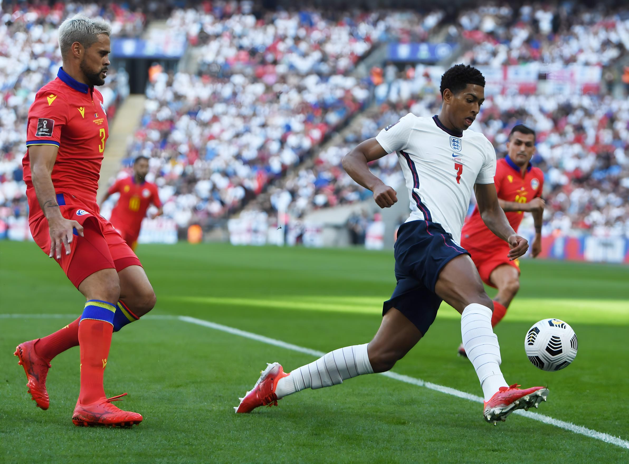 竞争激烈的 竞争激烈的